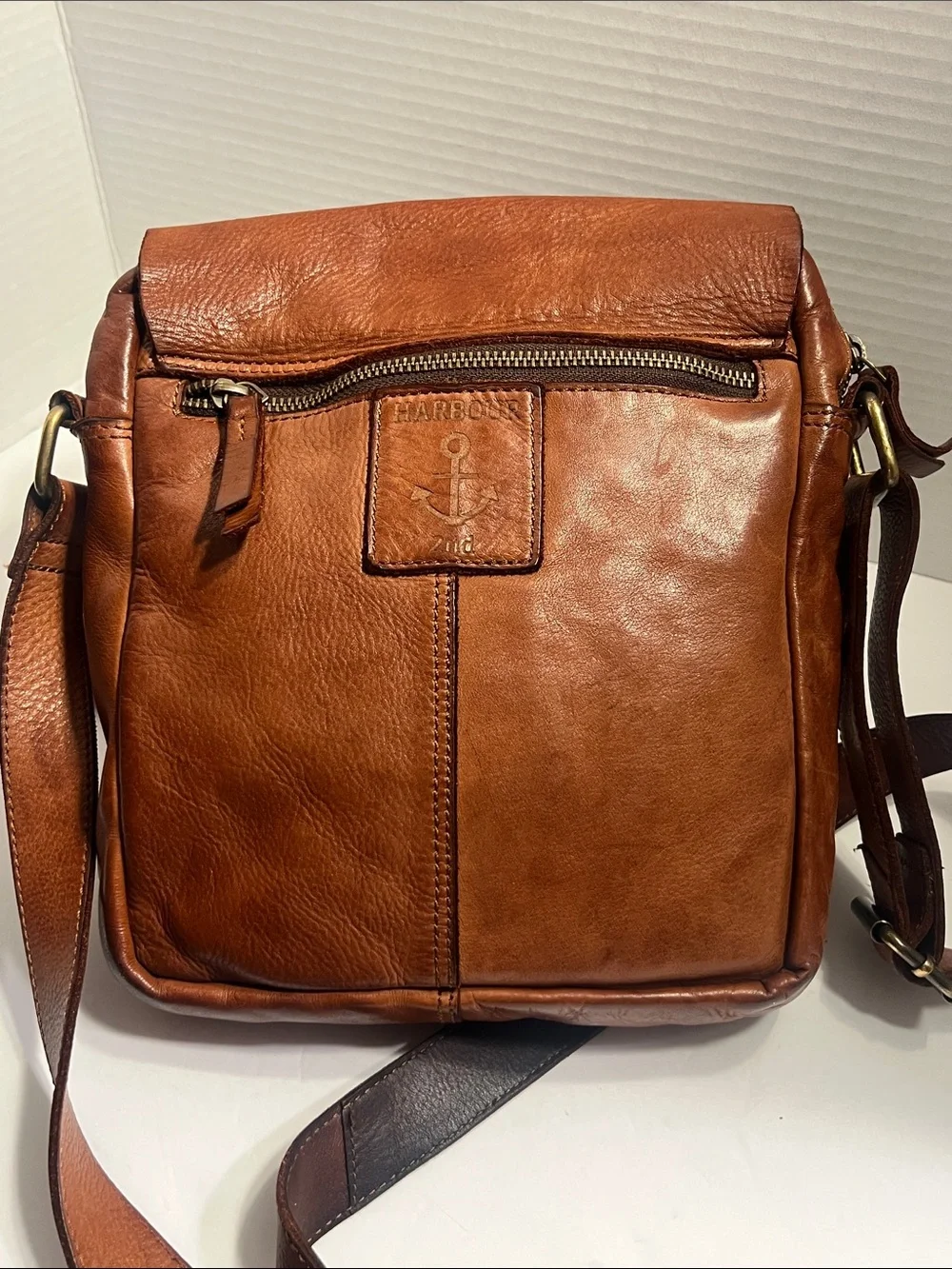 Men's Tan Leather Messenger Bag with Adjustable Strap